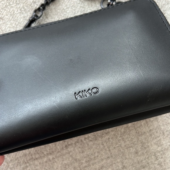 KIKO LEATHER TWO-TONE CROSSBODY | BLACK small wallet bag chain strap - Picture 5 of 16
